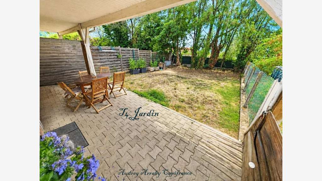 Immeuble de 3 appartements avec garages et jardins