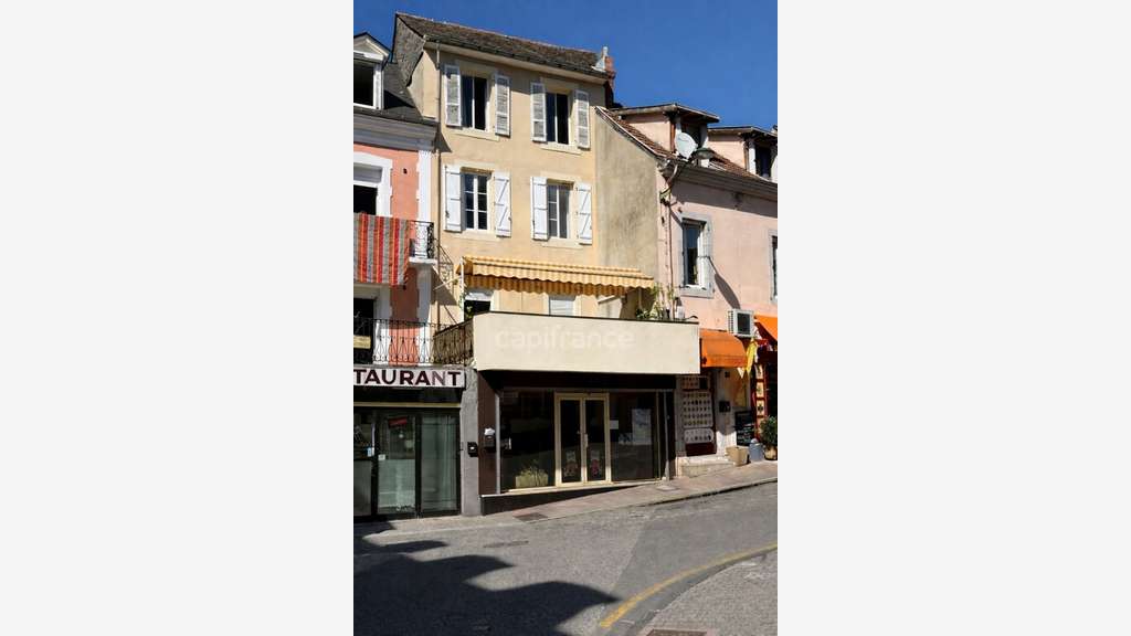 Immeuble avec restaurant et appartement