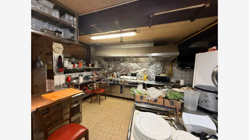 Immeuble avec restaurant et appartement