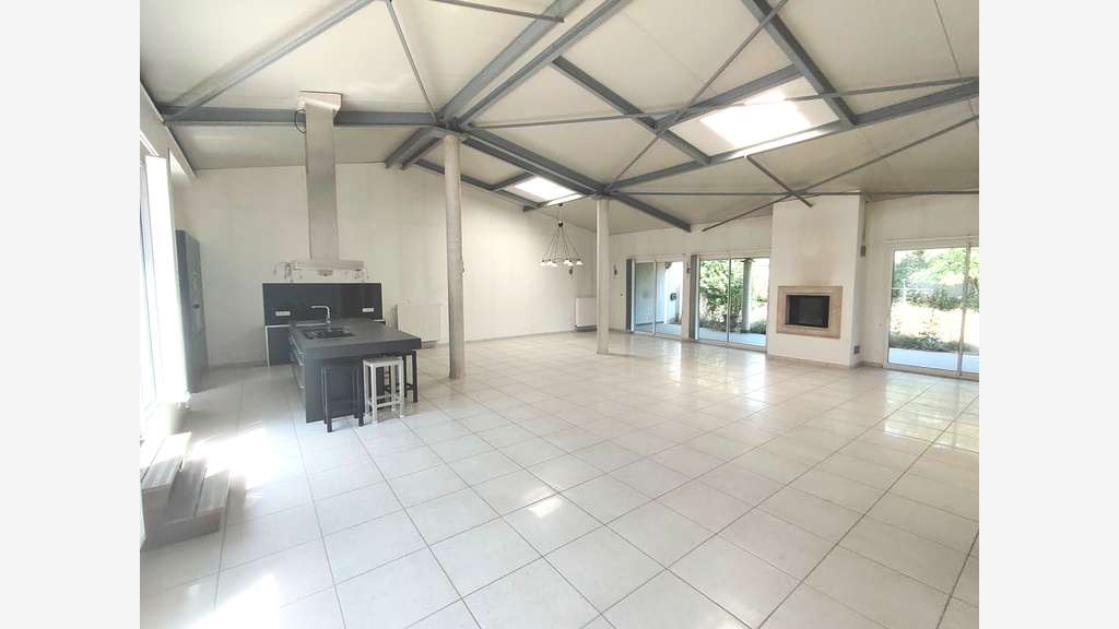 Opportunité, local + maison à Mailly le Camps