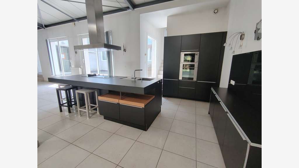 Opportunité, local + maison à Mailly le Camps