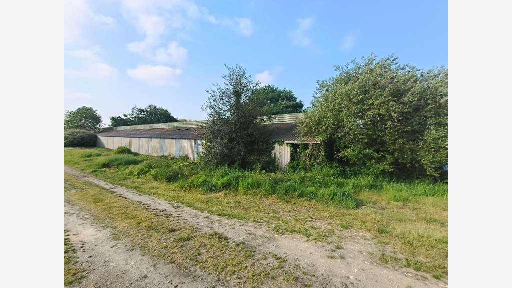 Bâtiment artisanal 800m² à vendre à Plounévézel