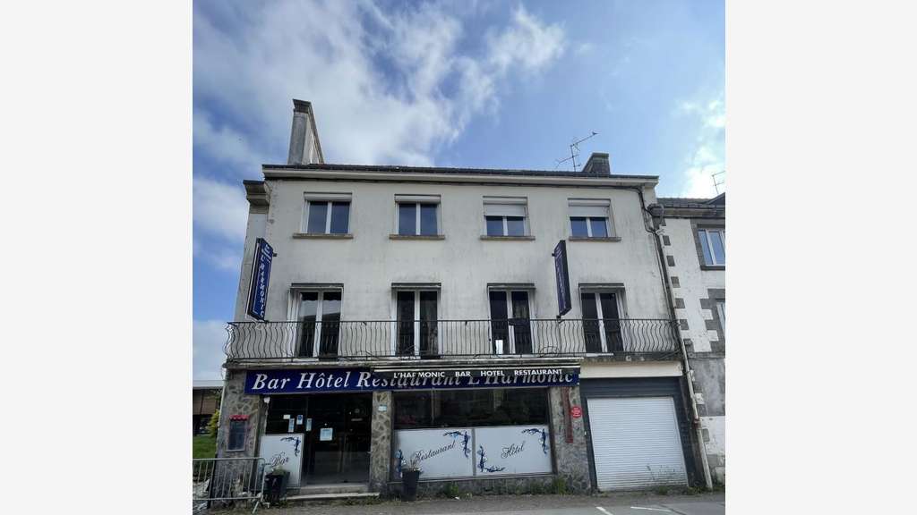 Cède immeuble ancien hôtel 300m² à Plumeliau (56)