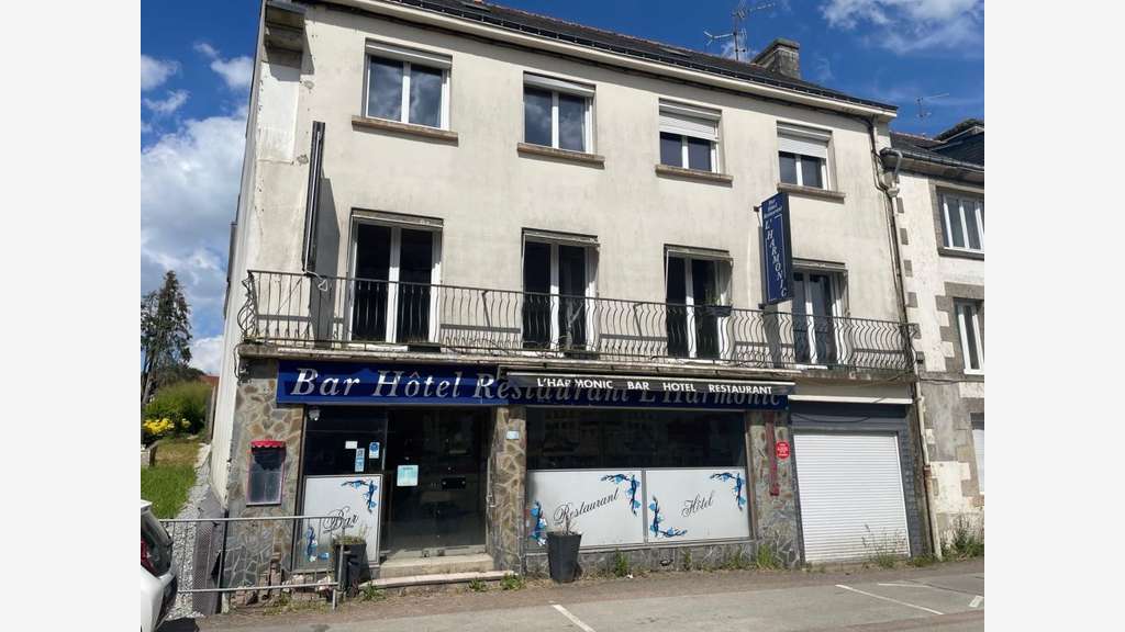 Cède immeuble ancien hôtel 300m² à Plumeliau (56)