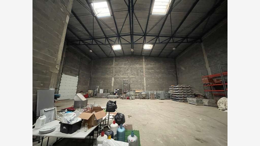 Entrepôt 700m² à vendre proche Portet-sur-Garonne