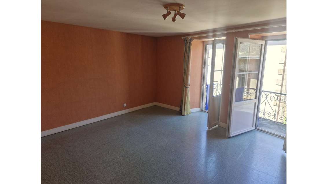 Vente d'Immeuble avec Magasin + Grand Appartement