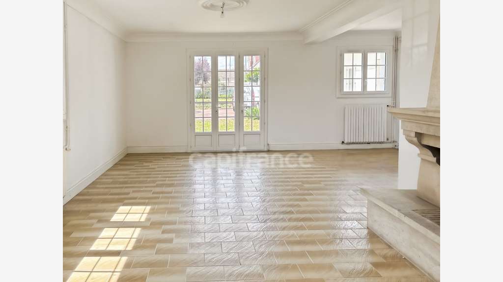 AV maison avec local commercial à Savigné-l'Évêque
