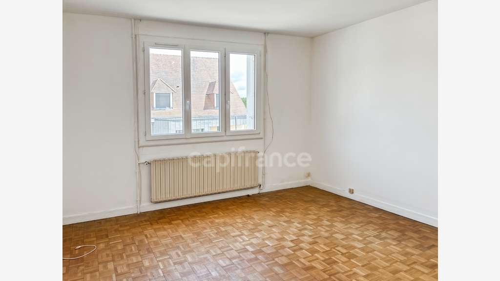 AV maison avec local commercial à Savigné-l'Évêque
