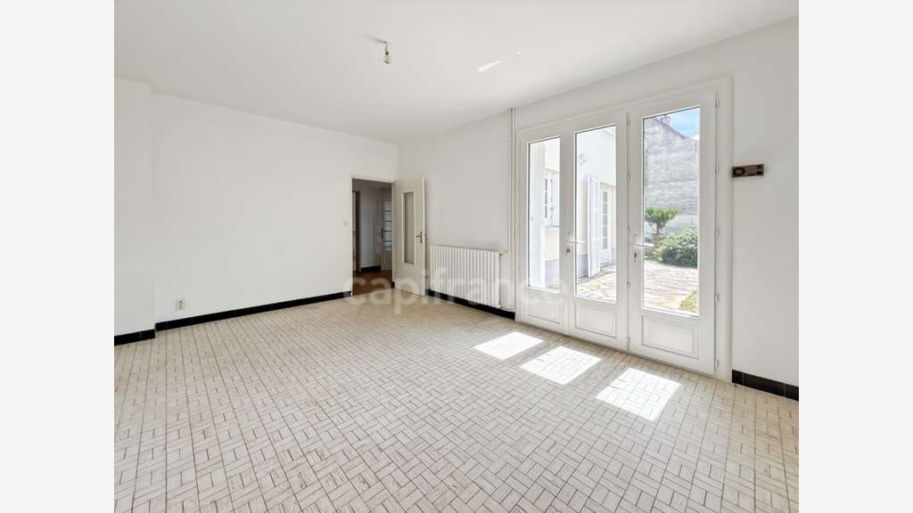 AV maison avec local commercial à Savigné-l'Évêque