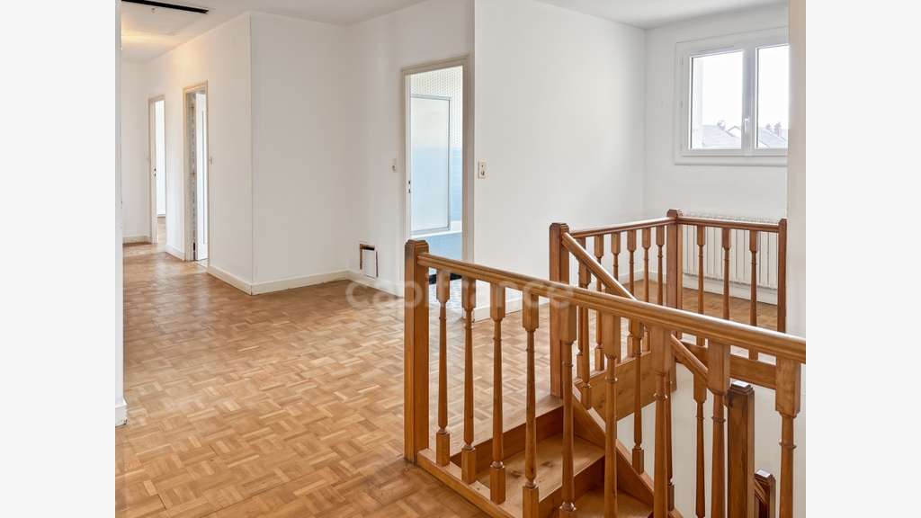 AV maison avec local commercial à Savigné-l'Évêque