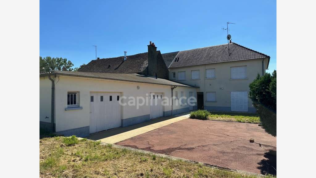 AV maison avec local commercial à Savigné-l'Évêque