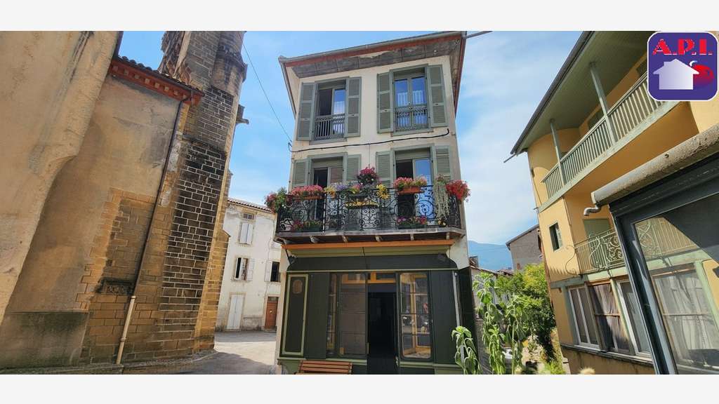 SEIX  IMMEUBLE DE CARACTERE À Seix, à seulement 1