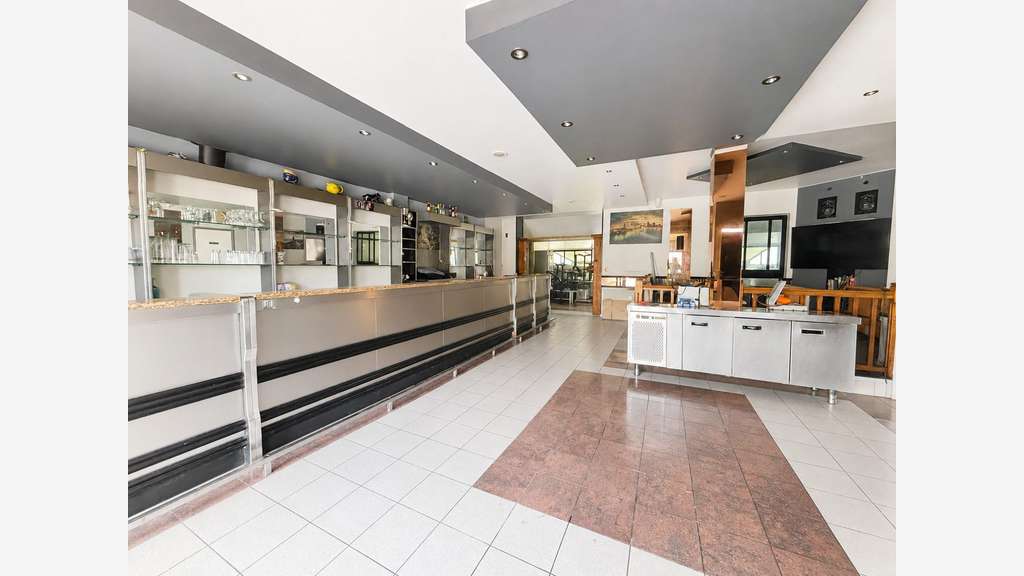 Immeuble mixte avec local commercial à Vias