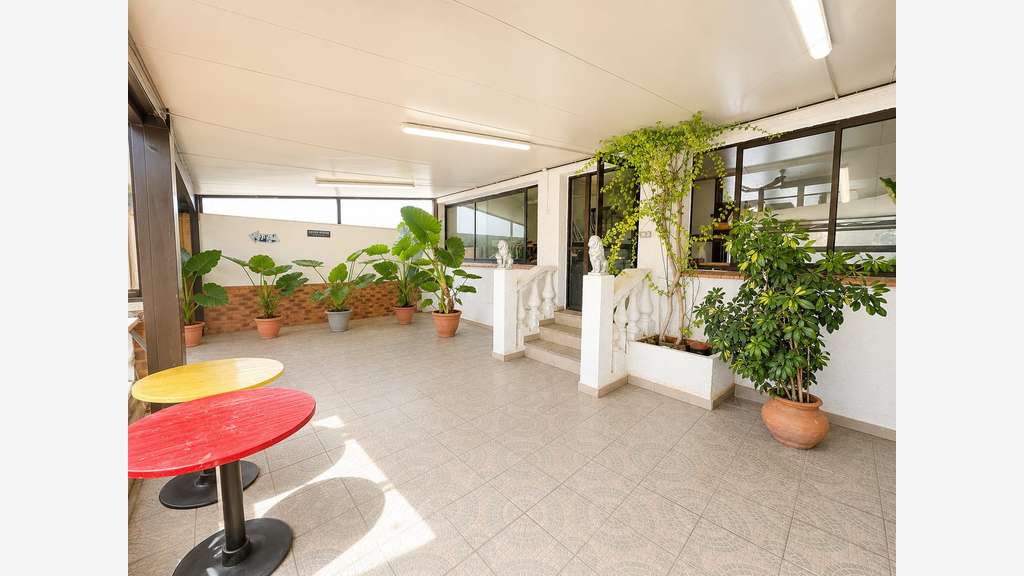 Immeuble mixte avec local commercial à Vias
