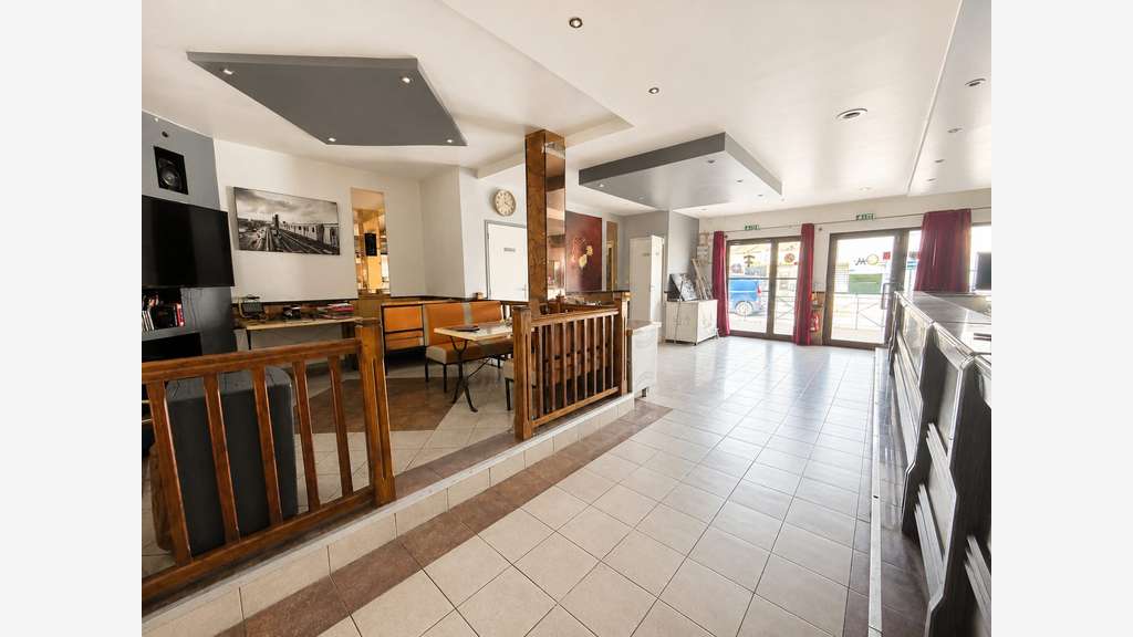 Immeuble mixte avec local commercial à Vias