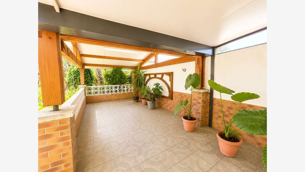 Immeuble mixte avec local commercial à Vias