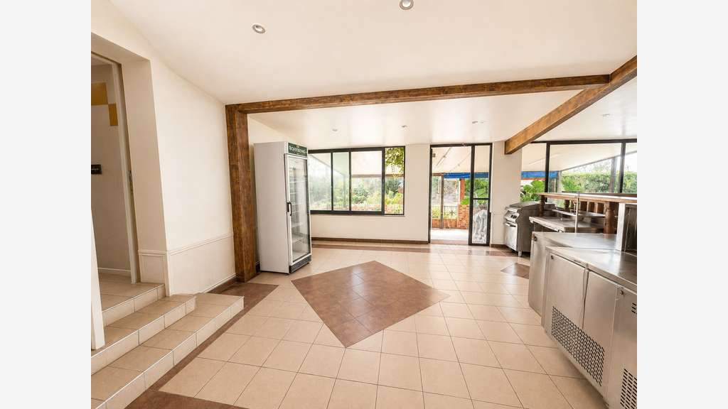 Immeuble mixte avec local commercial à Vias