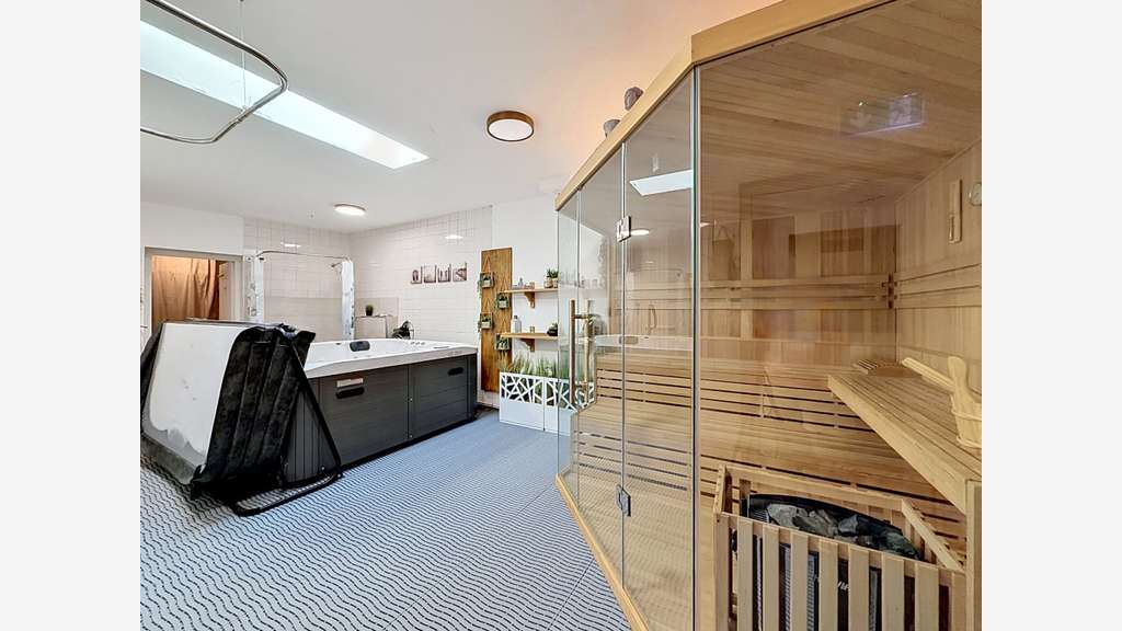 Tènement Maison+ resto+chambres+salle 440m2 axe A7