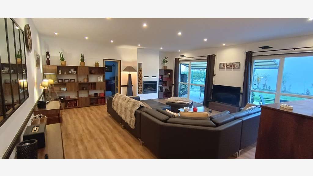Tènement Maison+ resto+chambres+salle 440m2 axe A7