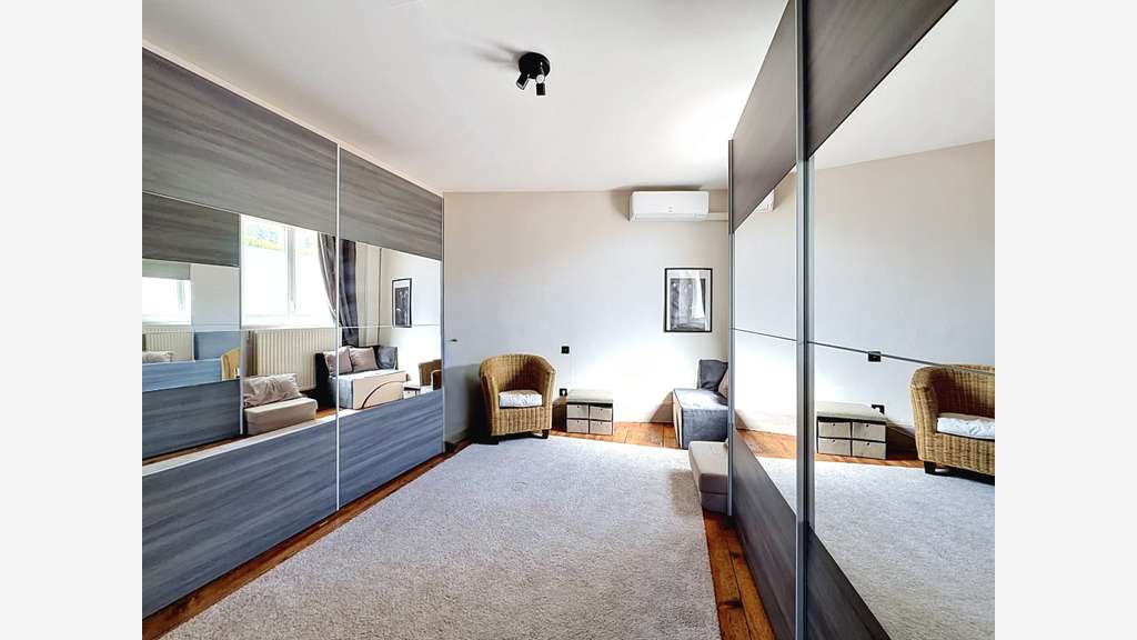 Tènement Maison+ resto+chambres+salle 440m2 axe A7