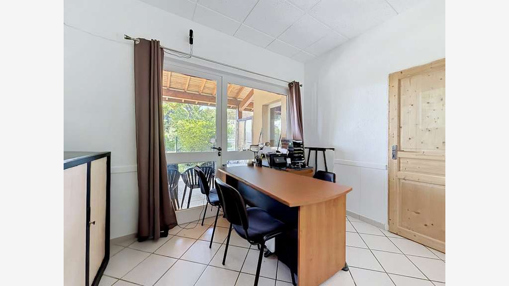 Tènement Maison+ resto+chambres+salle 440m2 axe A7