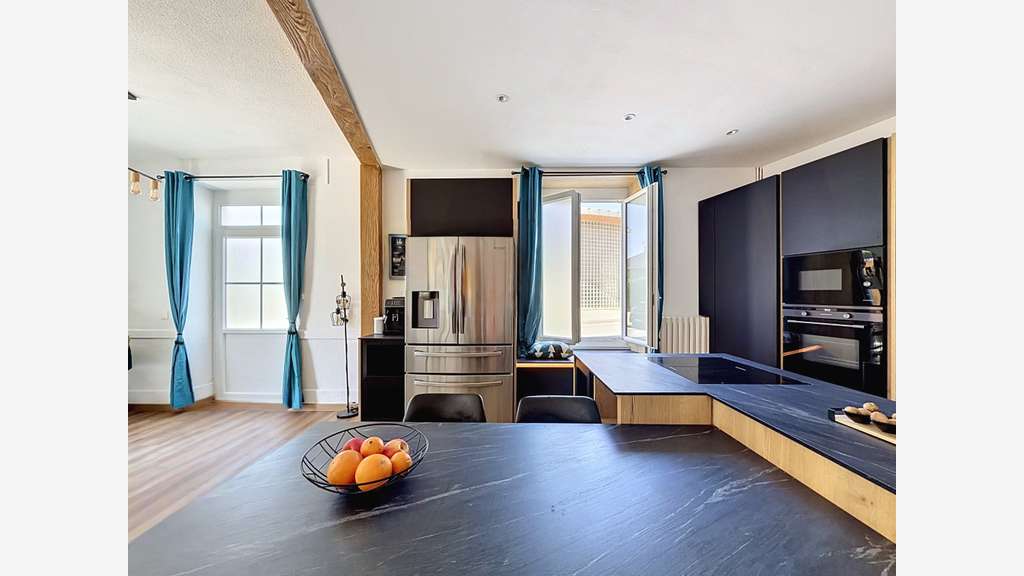 Tènement Maison+ resto+chambres+salle 440m2 axe A7