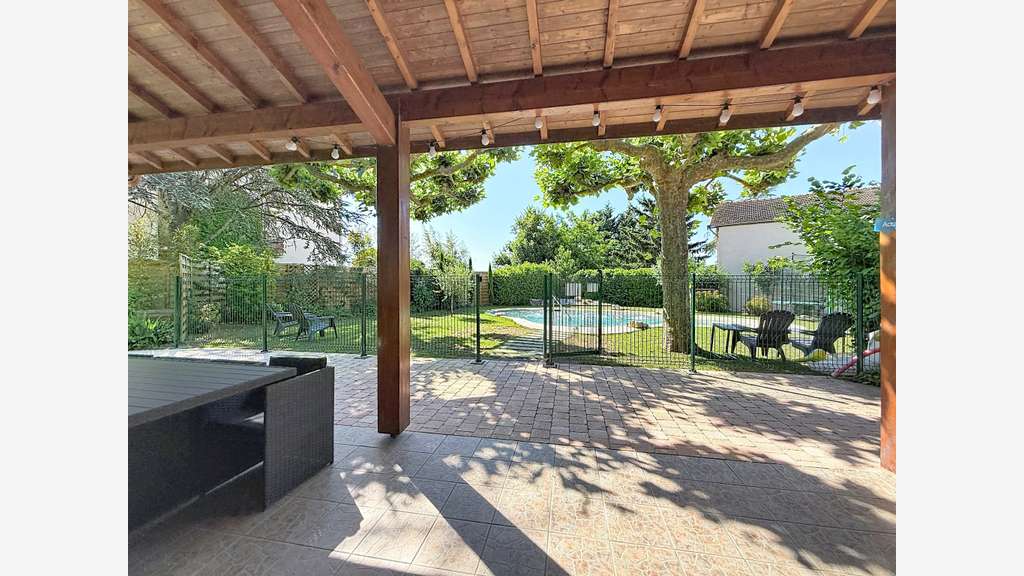 Tènement Maison+ resto+chambres+salle 440m2 axe A7