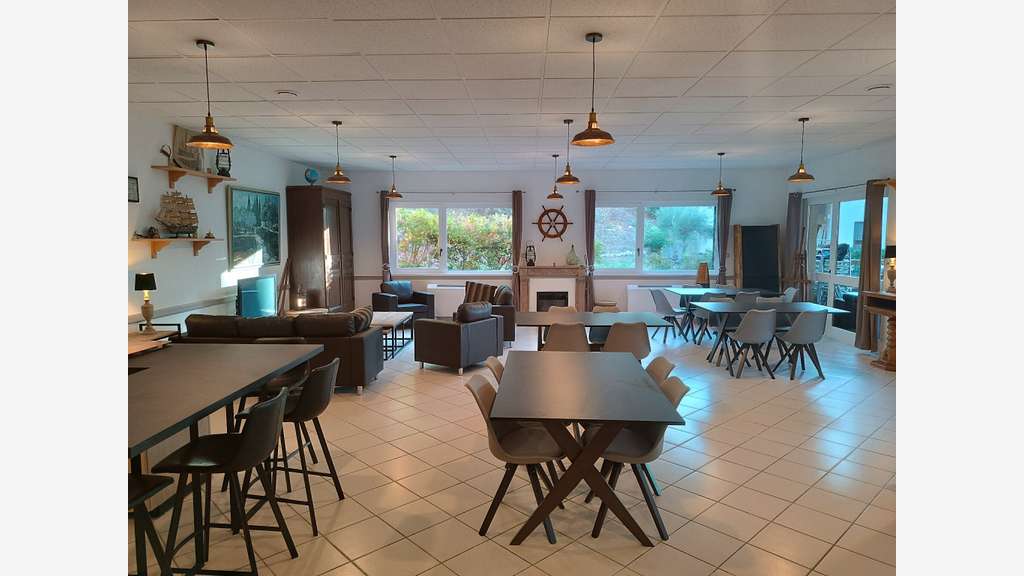 Tènement Maison+ resto+chambres+salle 440m2 axe A7