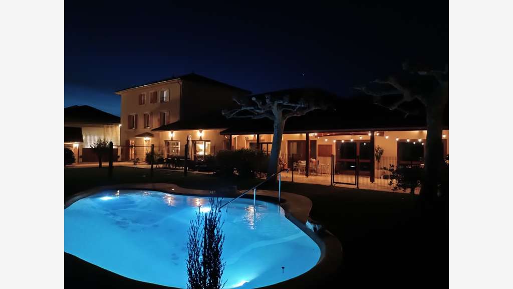 Tènement Maison+ resto+chambres+salle 440m2 axe A7