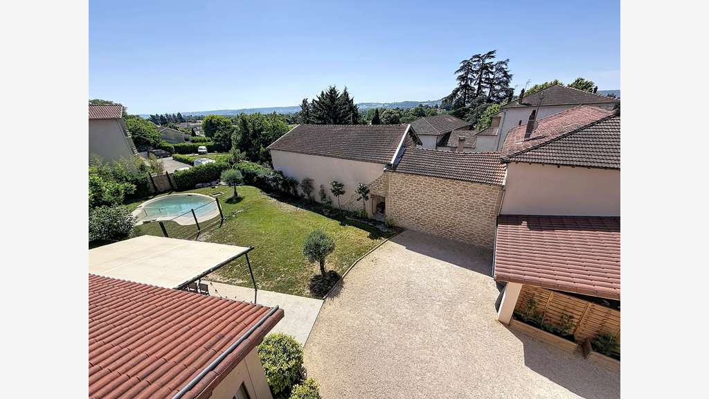 Tènement Maison+ resto+chambres+salle 440m2 axe A7