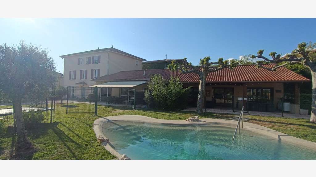 Tènement Maison+ resto+chambres+salle 440m2 axe A7