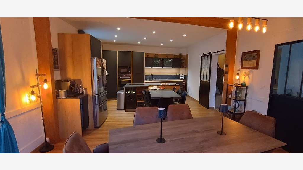 Tènement Maison+ resto+chambres+salle 440m2 axe A7