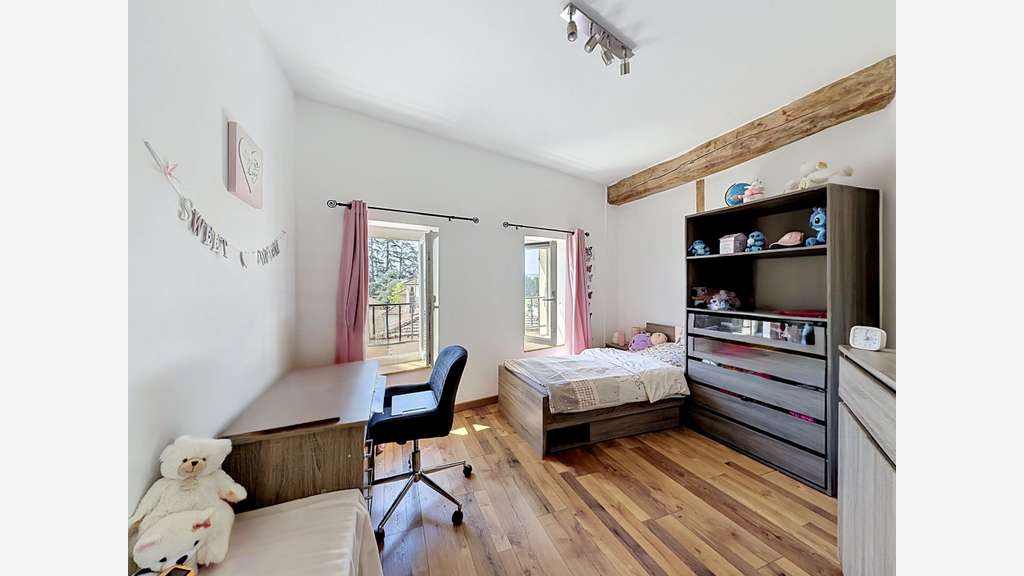 Tènement Maison+ resto+chambres+salle 440m2 axe A7
