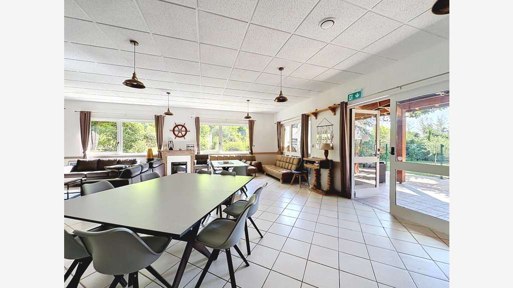 Tènement Maison+ resto+chambres+salle 440m2 axe A7
