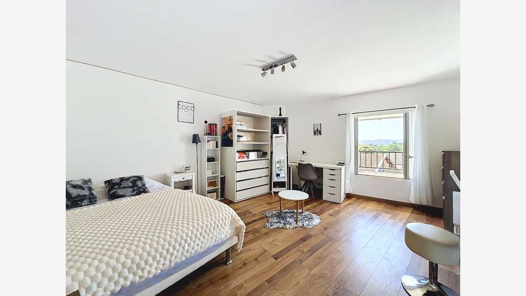 Tènement Maison+ resto+chambres+salle 440m2 axe A7