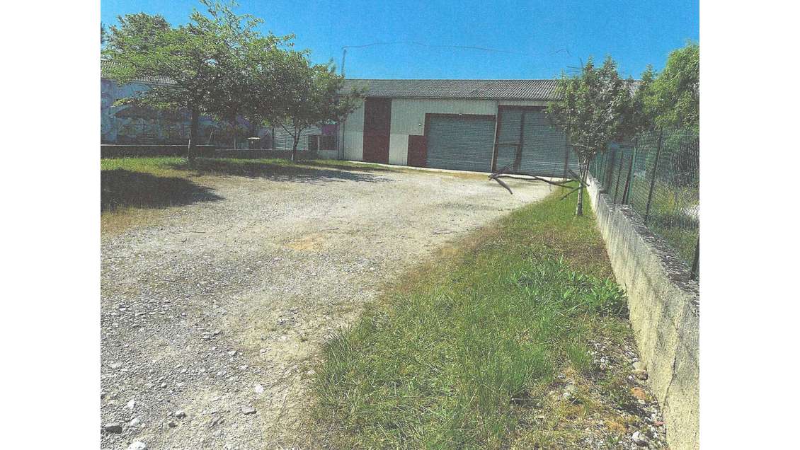 2 LOCAUX D’ACTIVITÉ + APPARTEMENT + TERRASSE