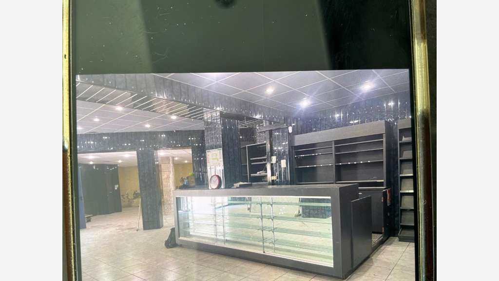 Local commercial 170 m2 plein pied Nîmes Gare/Tala