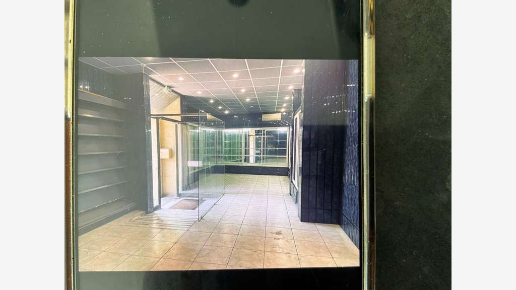 Local commercial 170 m2 plein pied Nîmes Gare/Tala