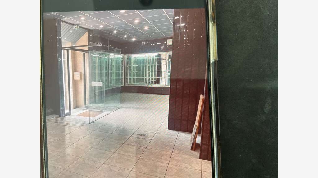 Local commercial 170 m2 plein pied Nîmes Gare/Tala