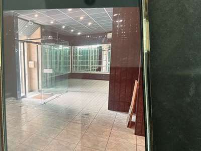 Local commercial 170 m2 plein pied Nîmes Gare/Tala