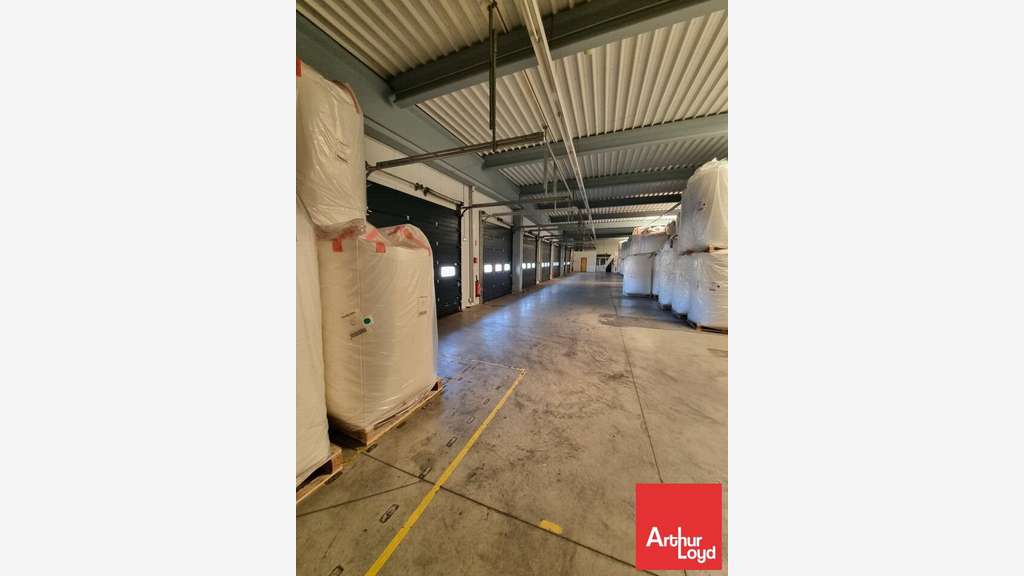 Vente local d'activité 3868m² à Jaunay-Clan