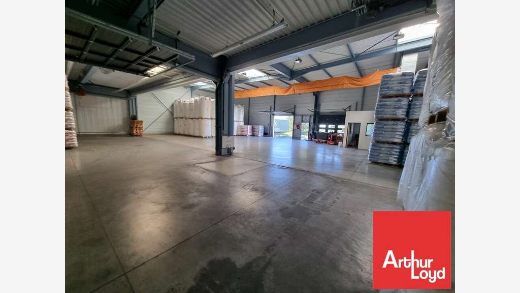Vente local d'activité 3868m² à Jaunay-Clan