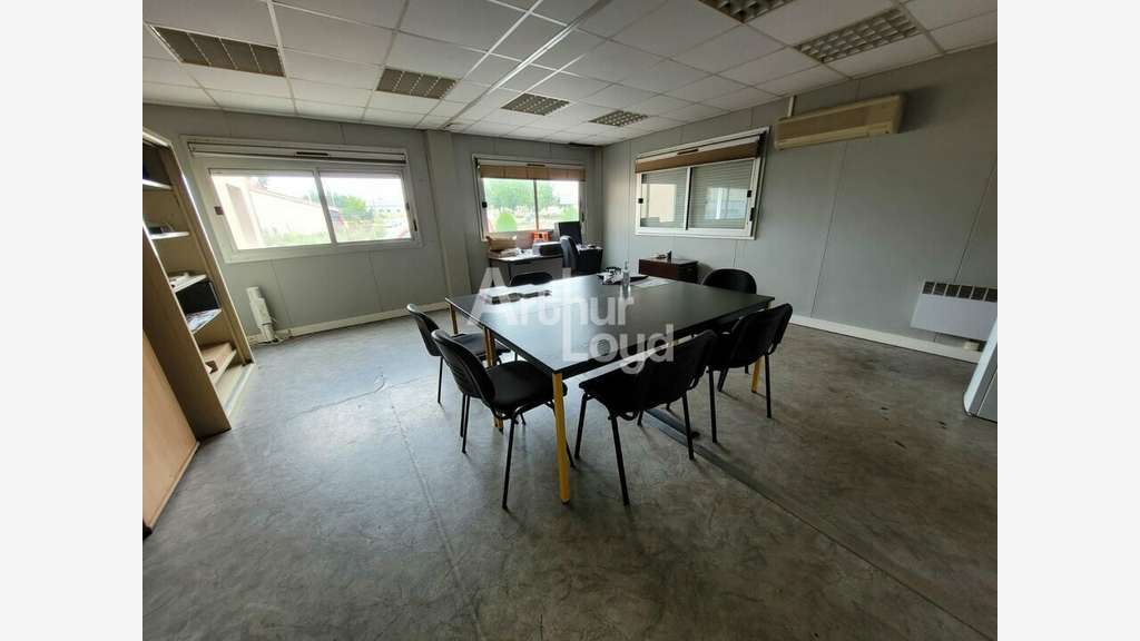 Local d'activité 2425m² à vendre à Antigny