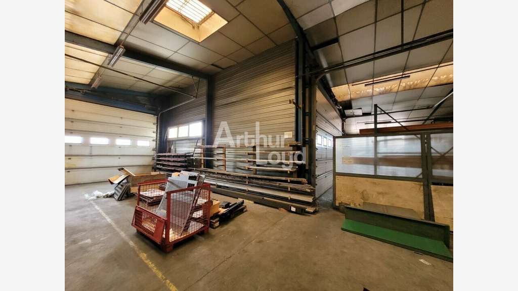 Local d'activité 2425m² à vendre à Antigny