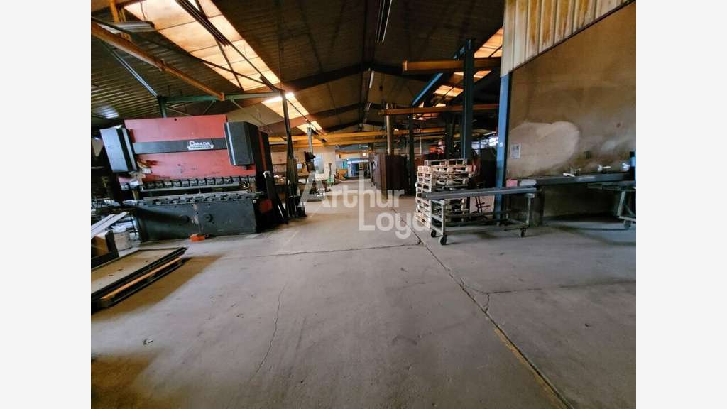 Local d'activité 2425m² à vendre à Antigny