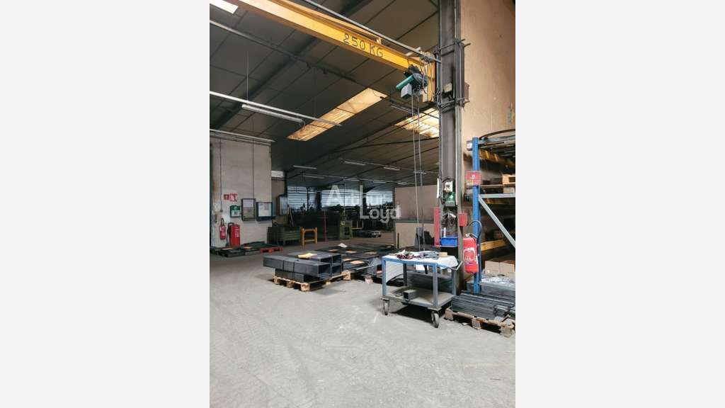 Local d'activité 2425m² à vendre à Antigny