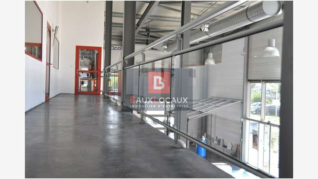 Local d'activité 1600m² à vendre à Carpentras