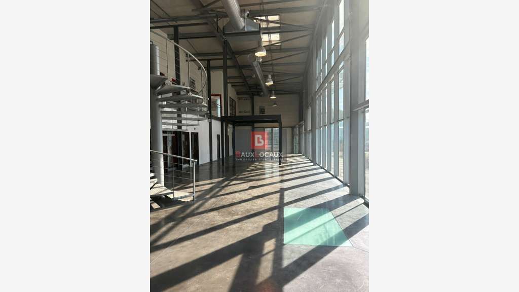 Local d'activité 1600m² à vendre à Carpentras