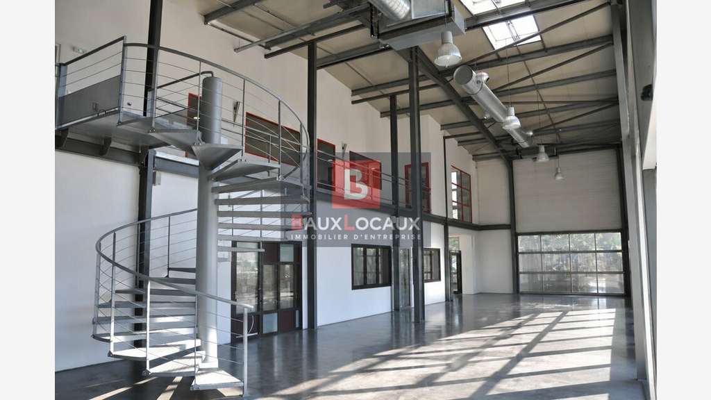 Local d'activité 1600m² à vendre à Carpentras