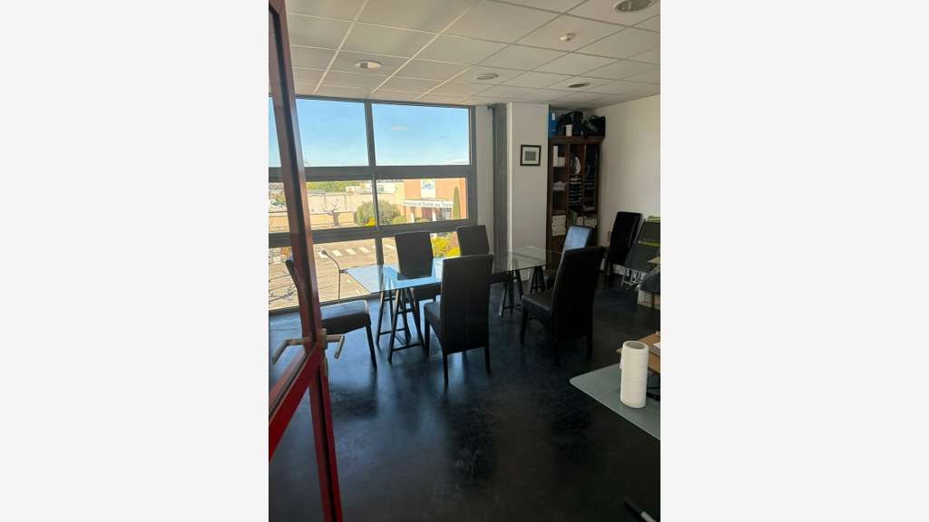 Local d'activité 1600m² à vendre à Carpentras